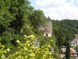 Virtuální prohlídka Bechyně - pohled na skalní masiv nad řekou Lužnicí z klášterní zahrady